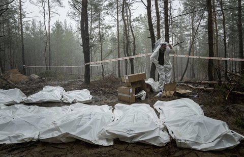 Säcke mit Leichen sind während der Exhumierung im von der Ukraine zurückeroberten Gebiet von Isjum zu sehen.
