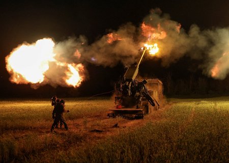 Artilleriefeuer der ukrainischen Streitkräfte gegen russische Stellungen in der Ostukraine.