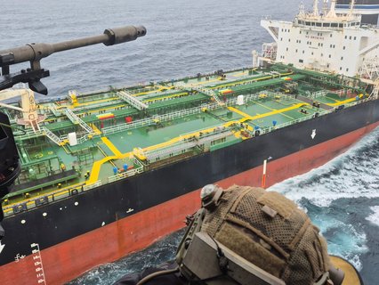 Ein Foto der französischen Marine zeigt Soldaten in einem Helikopter über dem Tanker.