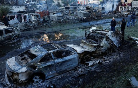 Menschen betrachten in einer Garage in Kyjiw am 2. Juni 2026 Autos, die bei russischen Raketen- und Drohnenangriffen beschädigt wurden. 