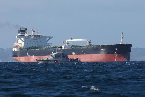 Ein Schiff der französischen Marine fährt am russischen Öltanker „Tagor“ vorbei, der im Verdacht steht, unter falscher kamerunischer Flagge zu fahren.