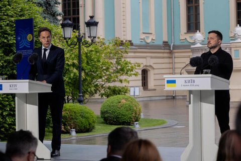 Der ukrainische Präsident Wolodymyr Selenskyj und Nato-Generalsekretär Mark Rutte sprechen am 3. Juni 2026 auf einer Pressekonferenz in Kyjiw vor Medienvertretern.