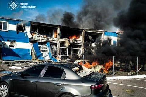 Auf diesem vom ukrainischen Rettungsdienst am 5. Juni 2026 aufgenommenen und veröffentlichten Foto sind ukrainische Rettungskräfte zu sehen.