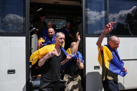 Ukrainische Kriegsgefangene steigen nach einem Gefangenenaustausch an einem nicht genannten Ort in der Ukraine am 5. Juni 2026 aus einem Bus. 