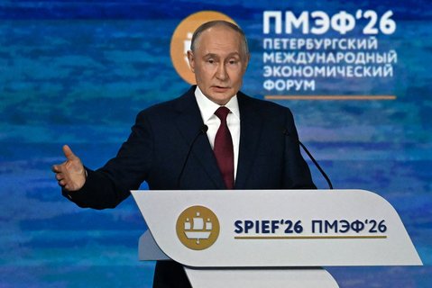Russlands Machthaber Wladimir Putin spricht auf dem Wirtschaftsgipfel in St. Petersburg.