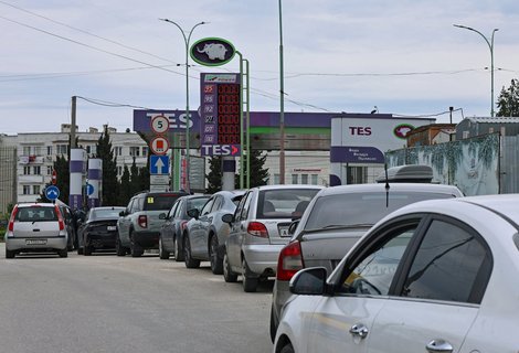 Autofahrer stehen vor einer Tankstelle in Sewastopol an.