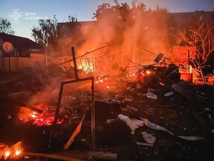 Dieses vom staatlichen Rettungsdienst der Ukraine am 9. Juni 2026 aufgenommene und veröffentlichte Bild zeigt Rauch, der nach russischen Angriffen in der Region Charkiw aufsteigt.