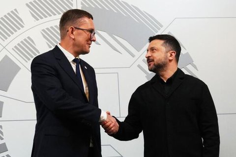 Estlands Ministerpräsident Kristen Michal und der ukrainische Präsident Wolodymyr Selenskyj reichen sich auf dem Gipfeltreffen der Regierungschefs der nordischen und baltischen Staaten (NB8) die Hand.