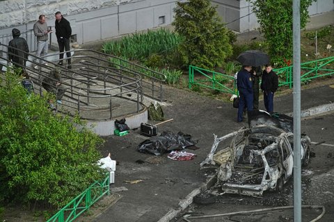 Blick auf den Tatort, an dem ein Mann durch einen Sprengsatz in seinem Auto in Balaschicha vor den Toren Moskaus getötet wurde.