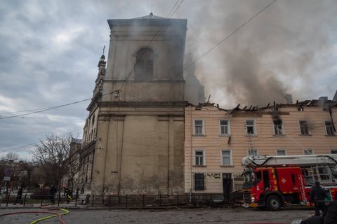 Rettungskräfte löschen den Brand in der Bernhardinerkirche und das Kloster aus dem 15. Jahrhundert, ein UNESCO-Weltkulturerbe im Zentrum von Lwiw, am 24. März 2026 (Symbolbild).
