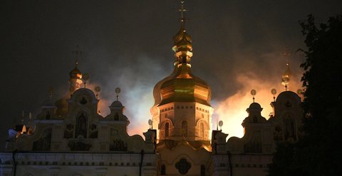 Das Dach der Mariä-Entschlafens-Kathedrale der Kiewer Pechersk-Lawra brennt.