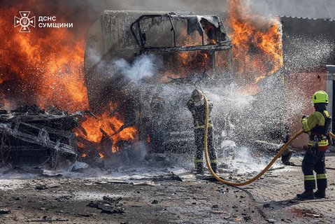 Feuerwehrleute löschen einen Brand nach einem russichen Angriff in der Stadt Sumy im Nordosten der Ukraine.