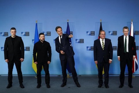 Nato-Generalsekretär Mark Rutte, der ukrainische Präsident Wolodymyr Selenskyj, der deutsche Verteidigungsminister Boris Pistorius, der britische Verteidigungsminister Dan Jarvis und der ukrainische Verteidigungsminister Mykhailo Fedorov posieren vor einem Treffen der Kontaktgruppe für die Verteidigung der Ukraine im Rahmen des Nato-Verteidigungsministertreffens im Nato-Hauptquartier in Brüssel, Belgien, am 18. Juni 2026 für Fotos. 