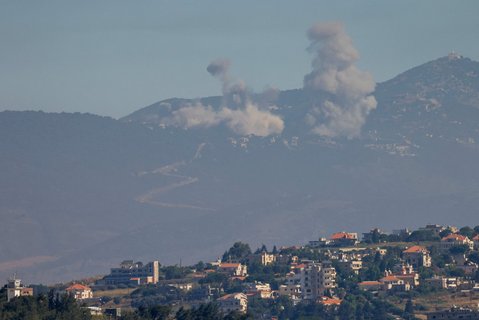 Dieses Bild von Freitag zeigt Rauch nach israelischen Bombardements im Südlibanon. Die Aufnahme wurde von einem Standort jenseits der Grenze im Oberen Galiläa im Norden Israels gemacht. Das israelische Militär teilte am 19. Juni mit, dass es Ziele der Hisbollah in Teilen des Südlibanon angreife, obwohl ein Friedensabkommen im Nahostkonflikt geschlossen wurde, das auch den Libanon einschließt.