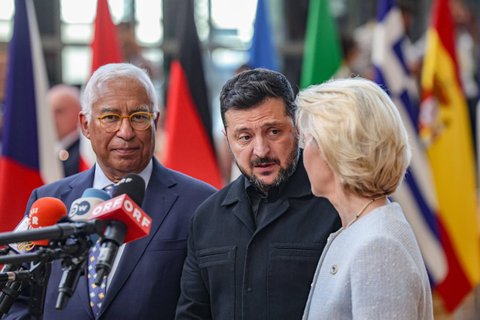 EU-Ratspräsident Antonio Costa (links) am Donnerstag mit dem ukrainischen Präsidenten Wolodymyr Selenskyj und EU-Kommissionspräsidentin Ursula von der Leyen beim Gipfeltreffen des Europäischen Rates in Brüssel. 