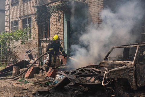 In den vergangenen Tagen gab es zahlreiche russische Angriffe auf Charkiw, hier ein Bild von Löscharbeiten beim Finanzamt der Stadt am 10. Juni. 