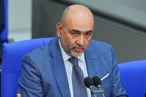 Omid Nouripour (Bündnis 90/Die Grünen) ist Vizepräsident des Deutschen Bundestages. Der in Teheran geborene Politiker ist unter anderem Mitglied im Auswärtigen Ausschuss und war bis November 2024 Bundesvorsitzender seiner Partei. 
