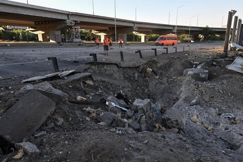 Bombentrichter nach einem russischen Angriff in der Region Saporischja. 