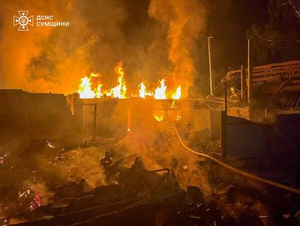 Ein Feuerwehrmann ist am 22. Juni 2026 in der Region Sumy in der Ukraine am Ort eines russischen Drohnenangriffs im Einsatz.
