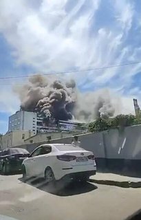 Rauch steigt aus einer Fabrik in Woronesch auf.