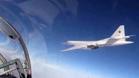 Ein strategischer Bomber vom Typ Tupolev Tu-160 der russischen Luftwaffe (Symbolbild)