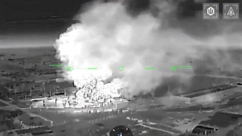 Ein Drohnenvideo zeigt Feuer und Rauch, die aus Gebäuden aufsteigen. Der ukrainische Präsident Wolodymyr Selenskyj bezeichnete dies als Angriff auf ein Öldepot in der Stadt Kertsch auf der Krim. Das Bild stammt aus einem am 21. Juni 2026 veröffentlichten Video.