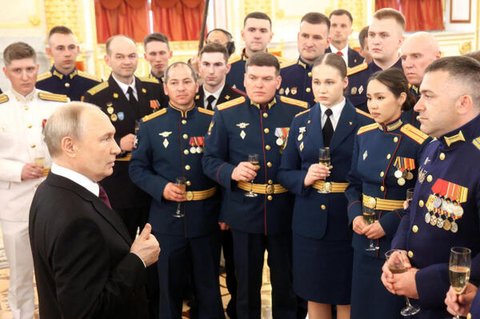 Der russische Präsident Wladimir Putin nimmt an einem Treffen mit Absolventen von Hochschulen des Verteidigungsministeriums, des Katastrophenschutzministeriums, des Föderalen Sicherheitsdienstes, des Föderalen Wachdienstes, der Nationalgarde, des Innenministeriums, des Untersuchungsausschusses und des Föderalen Strafvollzugsdienstes teil.