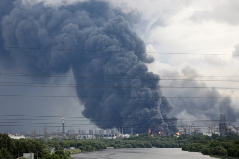 Dichte Rauchwolken und Flammen steigen nach einem ukrainischen Drohnenangriff im Zuge des Russland-Ukraine-Konflikts aus einer Ölraffinerie auf; Aufnahme aus Moskau (Russland) vom 18. Juni 2026