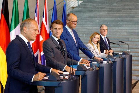 Der deutsche Bundeskanzler Friedrich Merz, die italienische Ministerpräsidentin Giorgia Meloni, der französische Präsident Emmanuel Macron, der polnische Ministerpräsident Donald Tusk und der britische Premierminister Keir Starmer nehmen am 24. Juni 2026 im Bundeskanzleramt in Berlin an einer gemeinsamen Pressekonferenz teil.