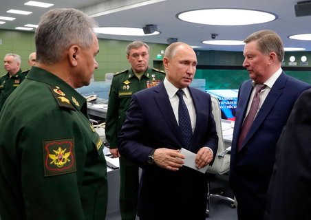 Russlands Präsident Wladimir Putin und, rechts neben ihm, Sergej Iwanow.