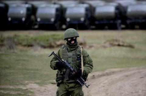 Ein maskierter, bewaffneter Uniformierter steht 2014 auf dem Gelände eines ukrainischen Militärstützpunktes in einem Vorort von Simferopol (Archivbild).