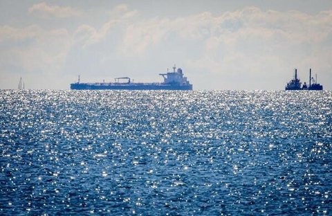 Der Tanker „Eventin“ lag im Sommer 2025 vor der Küste der Insel Rügen. Er ist eines von mehr als 150 Schiffen der sogenannten russischen Schattenflotte, gegen die Sanktionen der EU gelten (Archivbild).